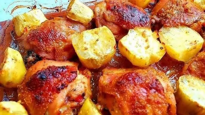 Frango no forno com batata rosada